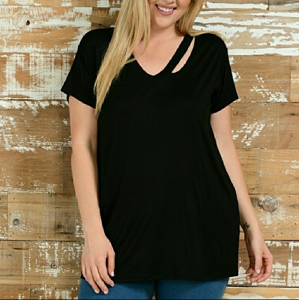 🎉🎉 Plus VNeck Cutout Tee🎉🎉